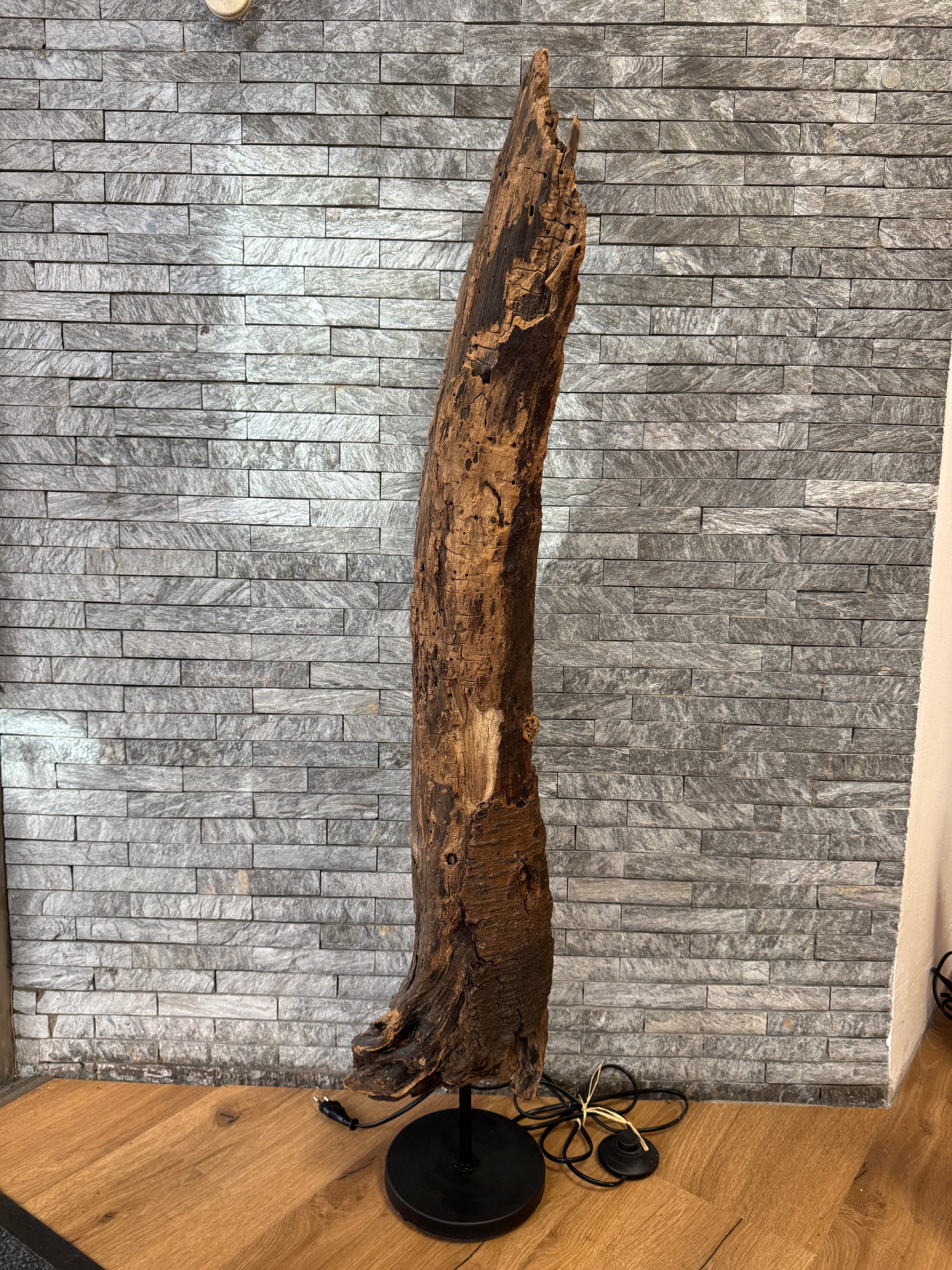 Handgefertigte Treibholz-Stehlampe aus Ostseeholz bei Damp mit natürlicher Maserung und maritimem Küstenflair
