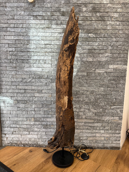 Handgefertigte Treibholz-Stehlampe aus Ostseeholz bei Damp mit natürlicher Maserung und maritimem Küstenflair