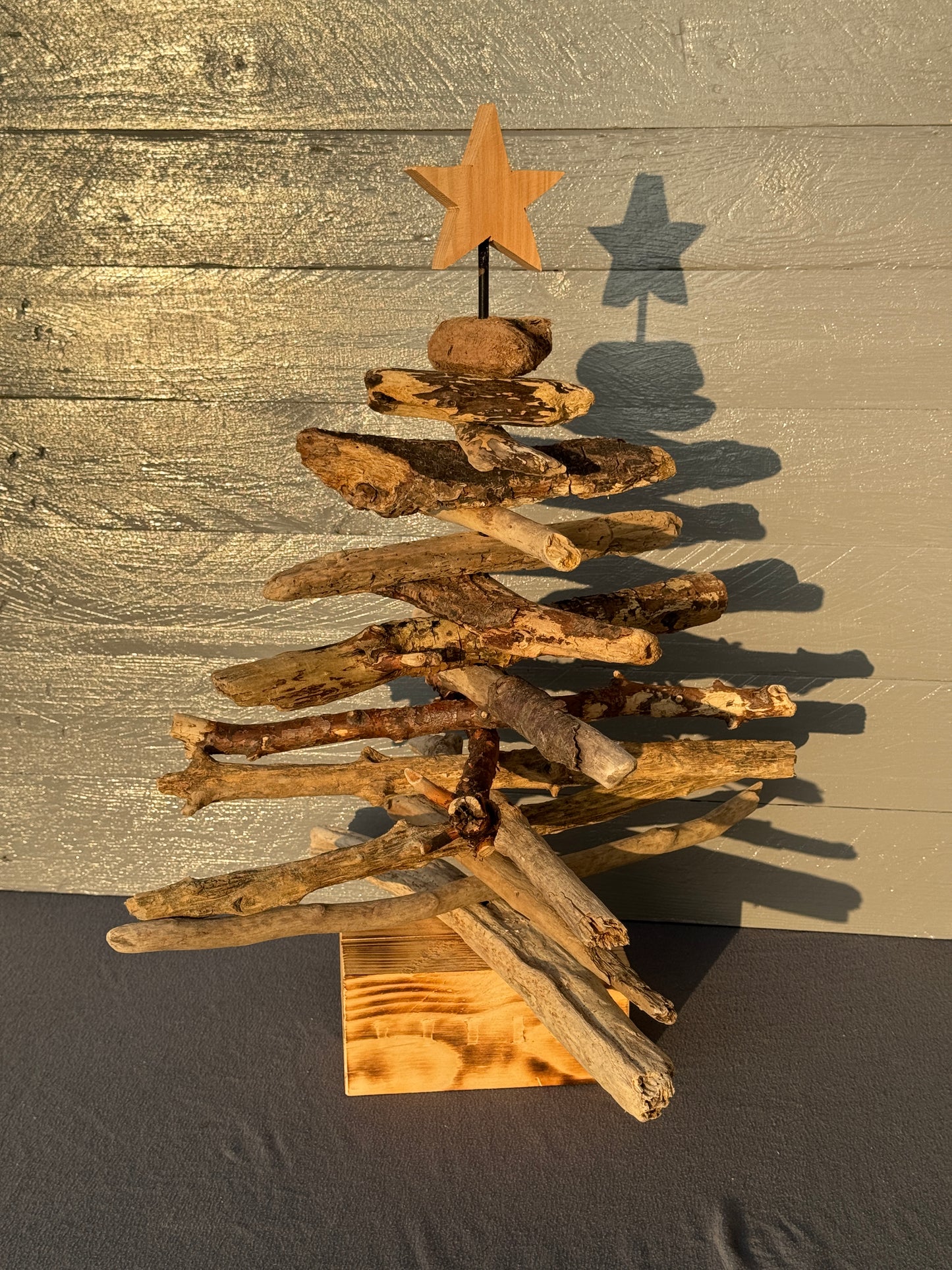 Handgefertigter Weihnachtsbaum aus echtem Ostsee-Treibholz mit Holzstern, rustikale und nachhaltige Weihnachtsdekoration.