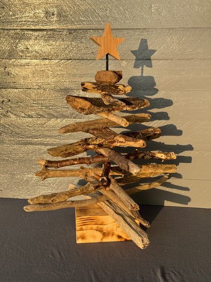 Handgefertigter Weihnachtsbaum aus echtem Ostsee-Treibholz mit Holzstern, rustikale und nachhaltige Weihnachtsdekoration.