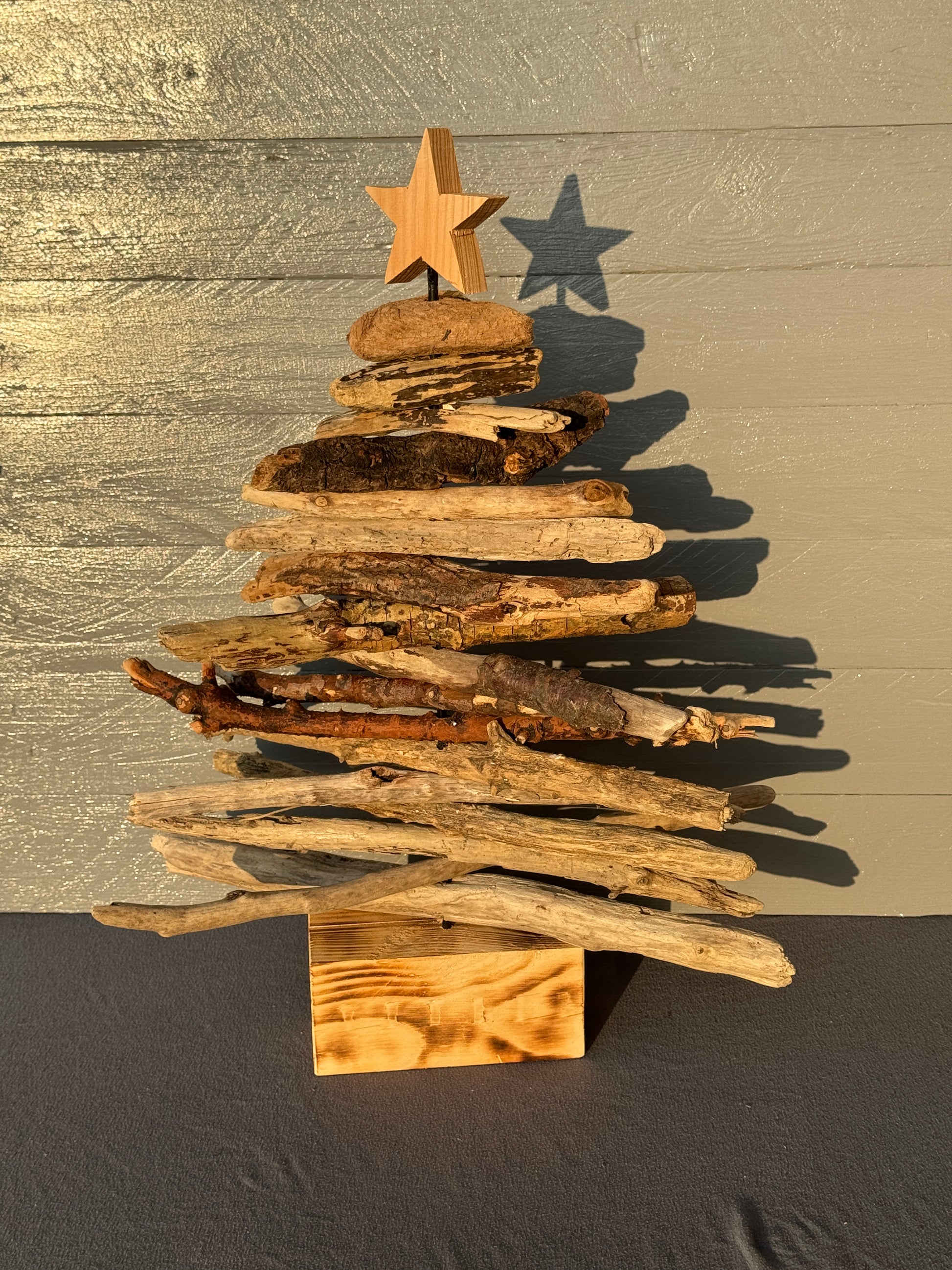 Nachhaltiger Weihnachtsbaum aus gesammeltem Treibholz, handgefertigt in Schleswig-Holstein, rustikale Winter- und Weihnachtsdekoration.