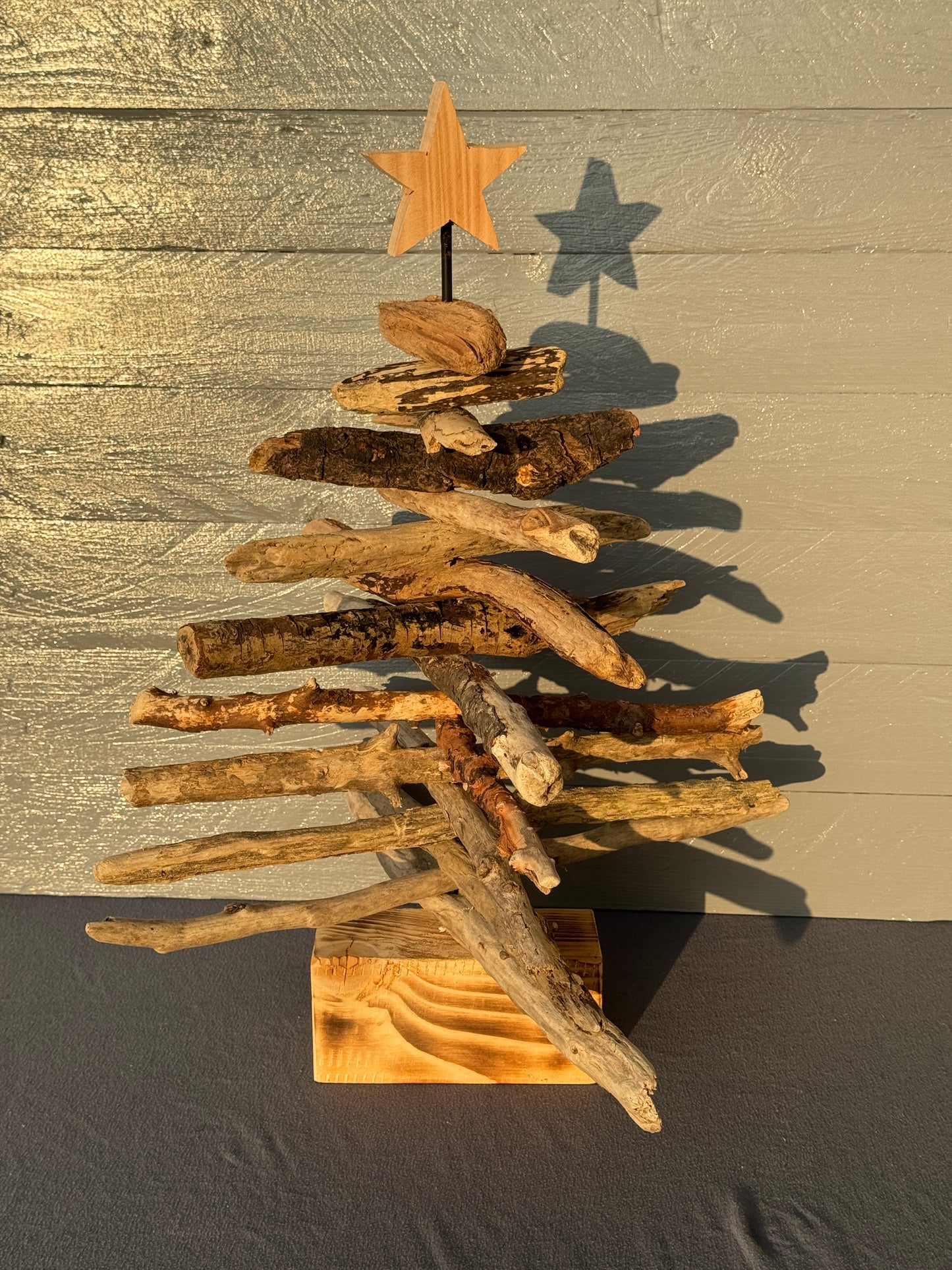Dekorativer Treibholz-Weihnachtsbaum mit Holzstern, naturbelassene Äste auf Holzfuß – einzigartiges Unikat für weihnachtliches Zuhause.