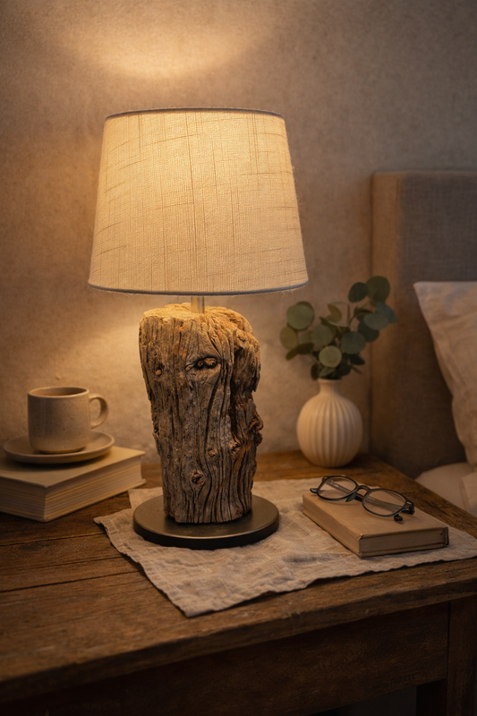 Rustikale Nachttischszene mit Lampe
