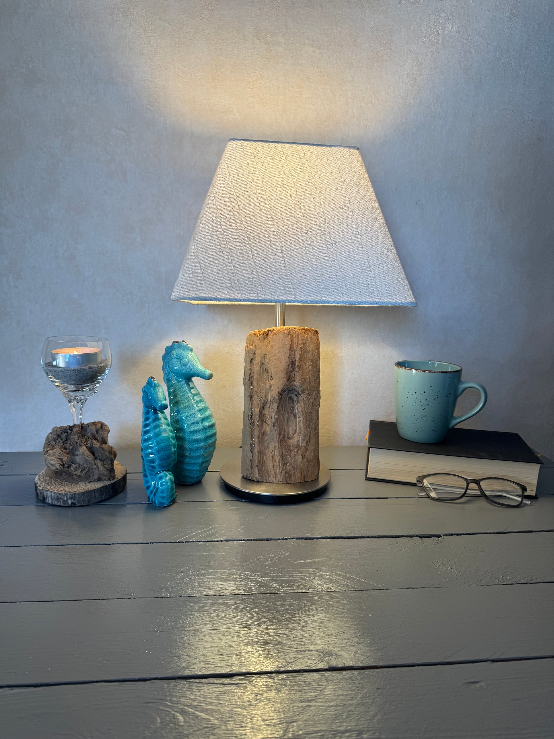 Maritime Treibholzlampe aus Nordseeholz bei Husum mit Eckigem Schirm in beige