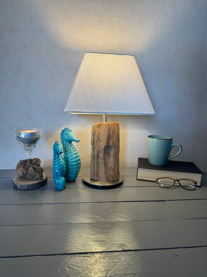 Maritime Treibholzlampe aus Nordseeholz bei Husum mit Eckigem Schirm in beige