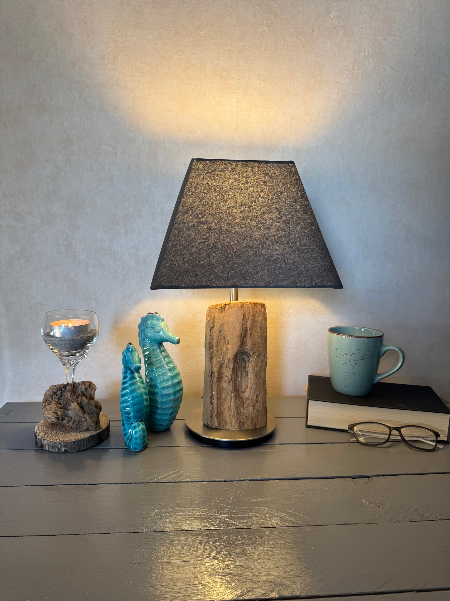 Treibholzlampe „Nordseelicht Husum“ – Maritime Tischlampe aus Nordseeholz
