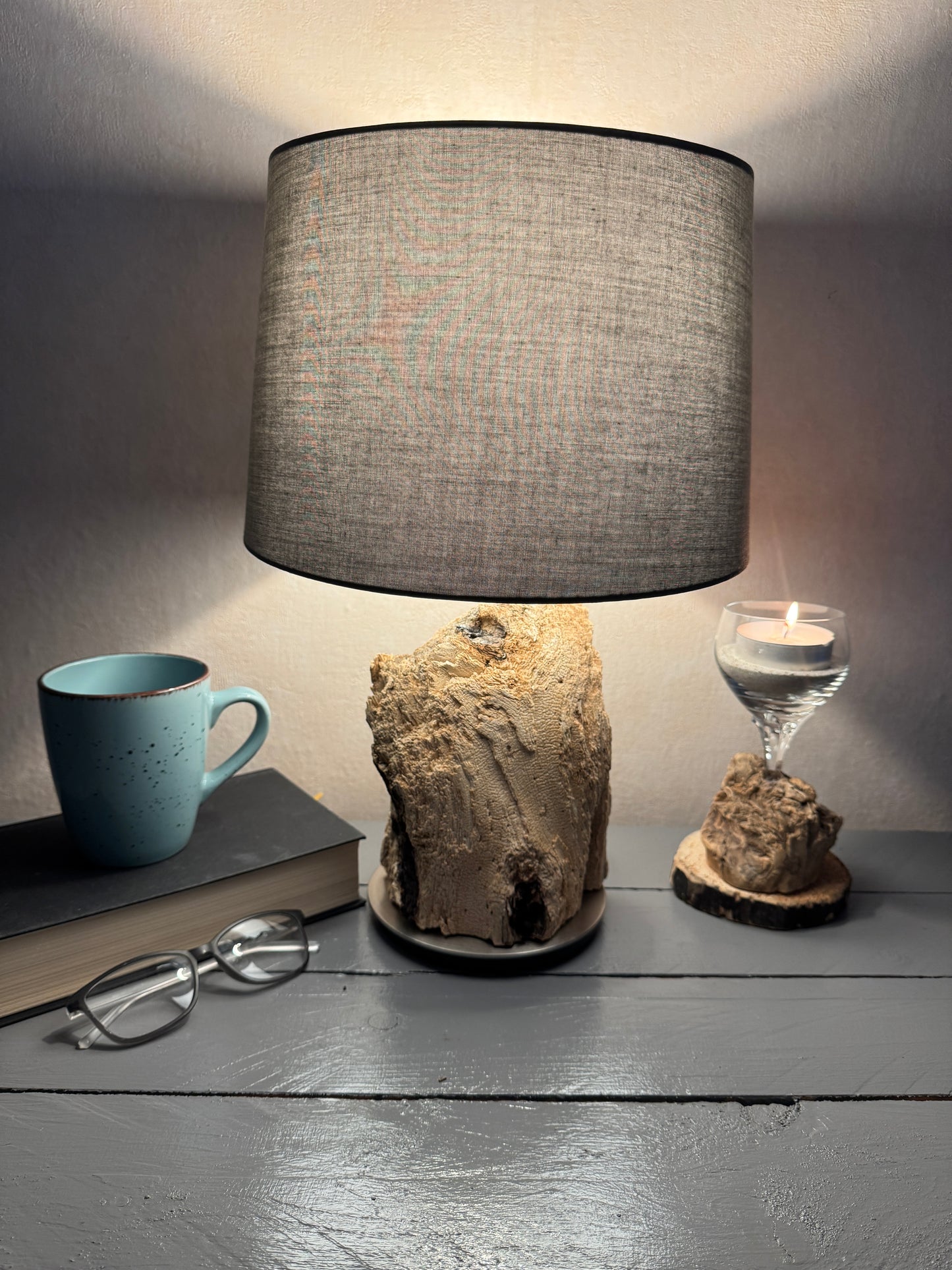 Treibholzlampe mit grauem Lampenschirm 28 cm leuchtend