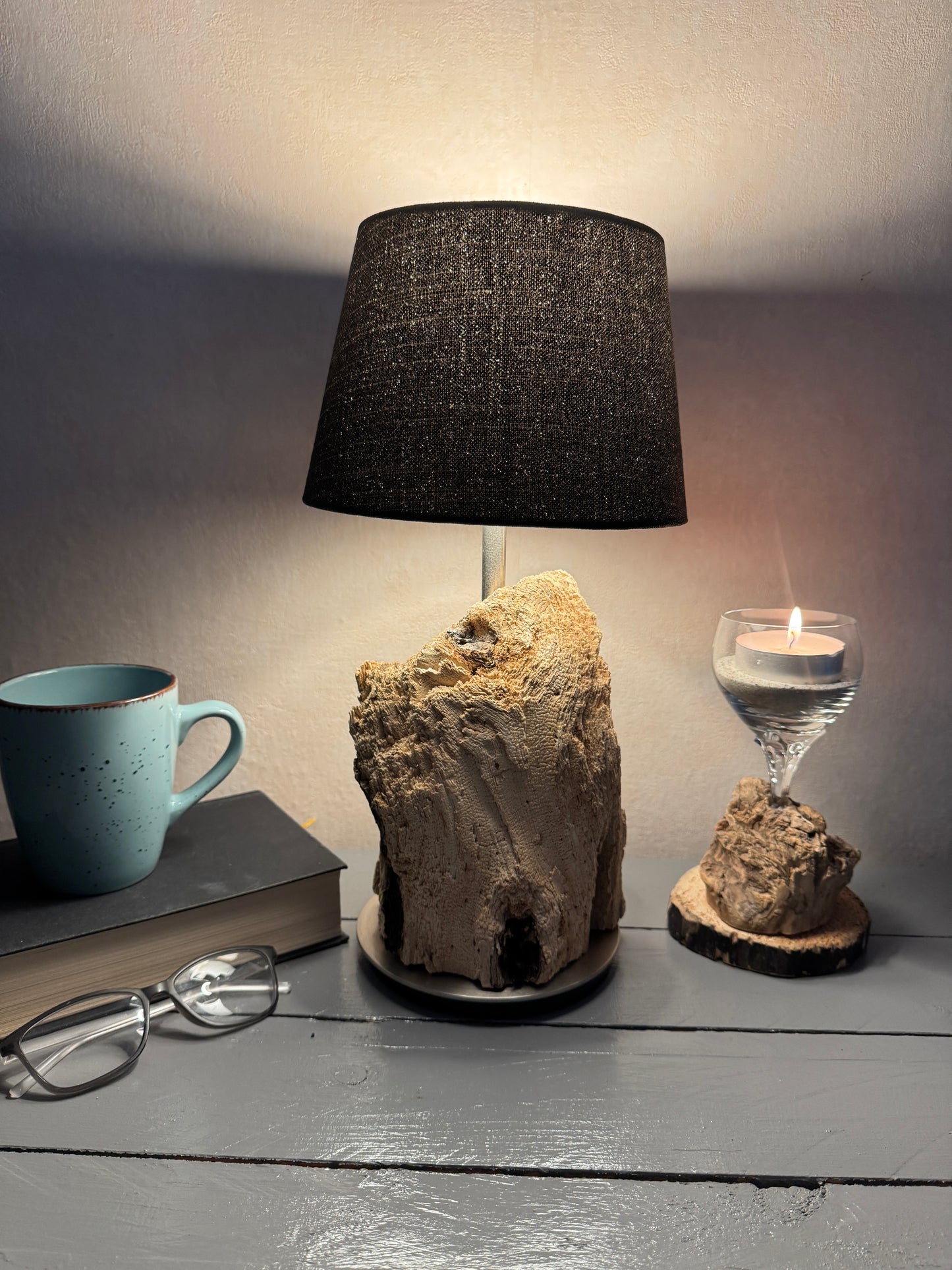 Treibholzlampe mit grauem Lampenschirm 20 cm leuchtend