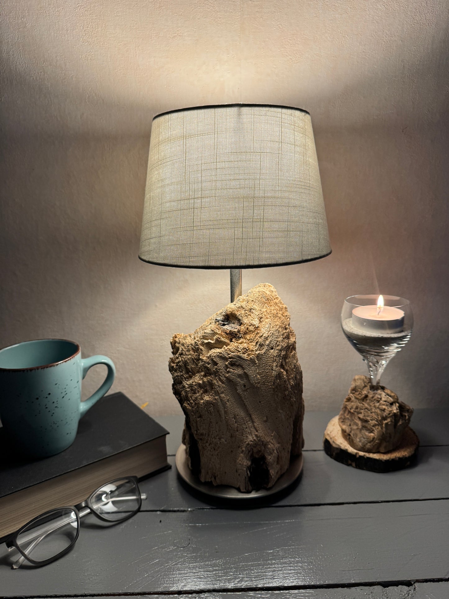 Treibholzlampe mit taupefarbenem Lampenschirm 20 cm leuchtend