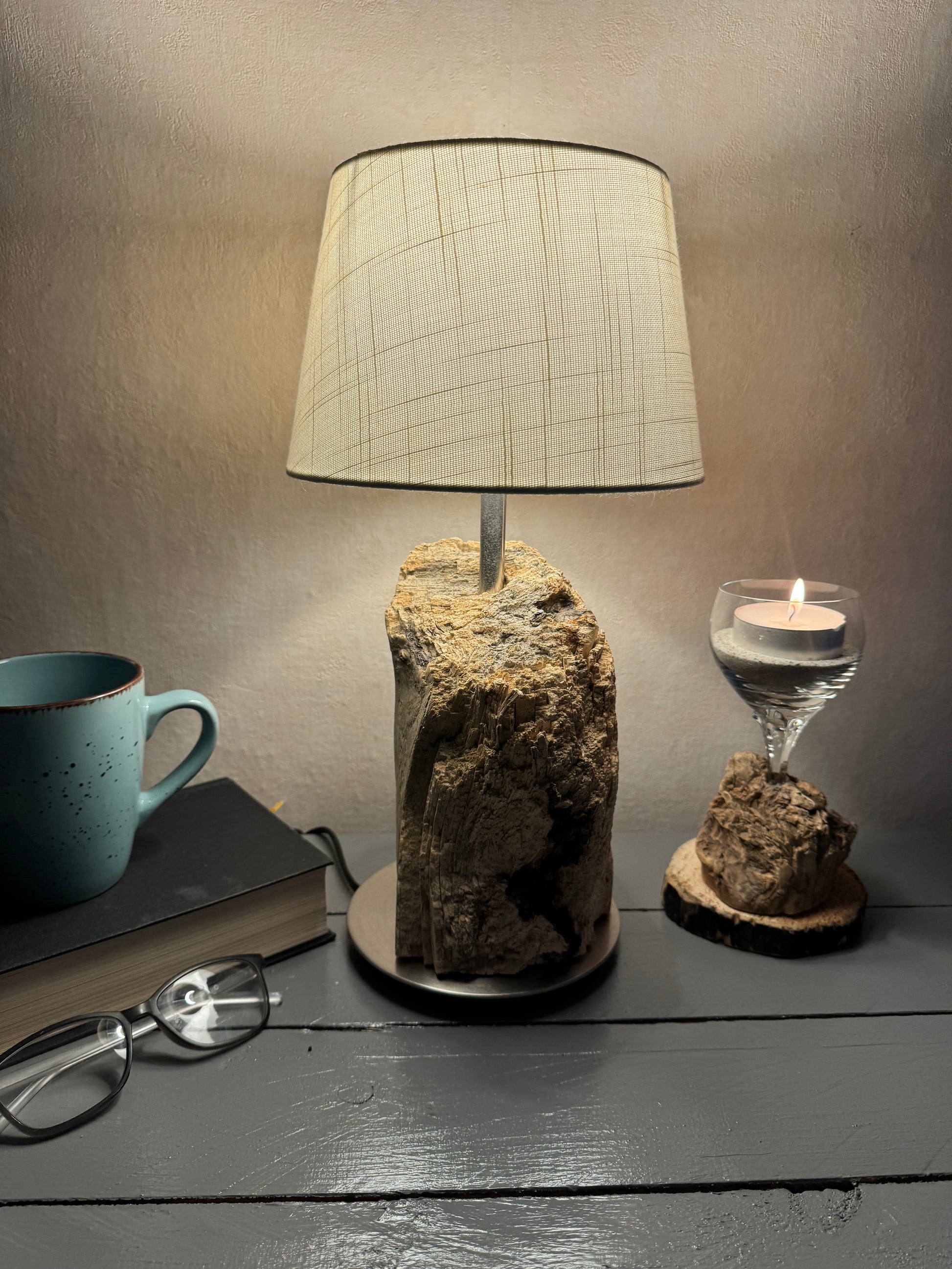 Treibholzlampe mit weißem Lampenschirm 20 cm hell leuchtend von der Seite