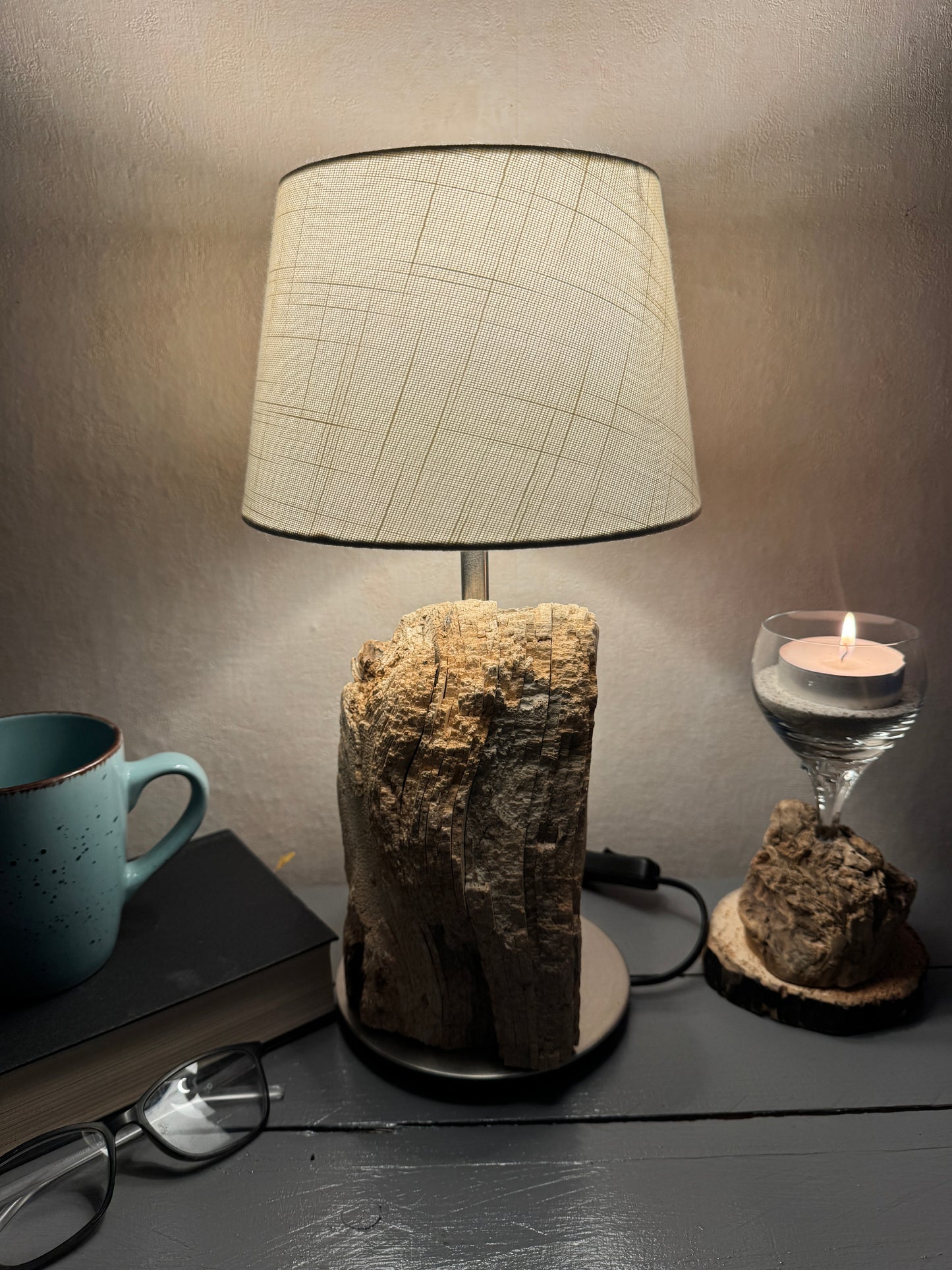Treibholzlampe mit weißem Lampenschirm 20 cm hell leuchtend von der Seite