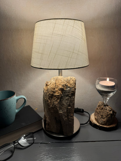 Treibholzlampe mit weißem Lampenschirm 20 cm hell leuchtend von der Seite