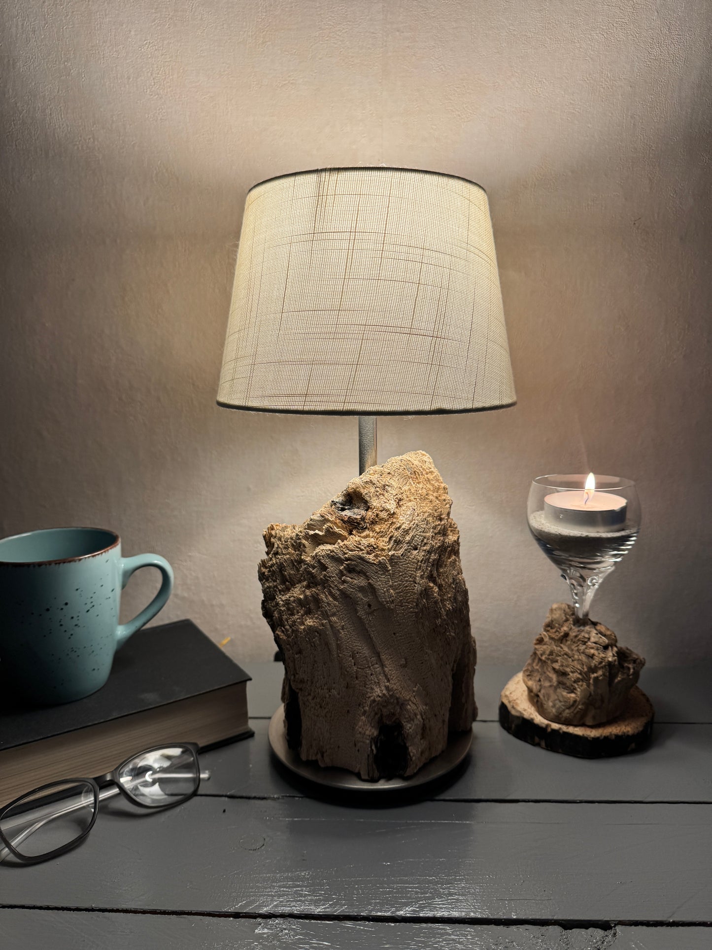 Treibholzlampe mit weißem Lampenschirm 20 cm hell leuchtend von vorne