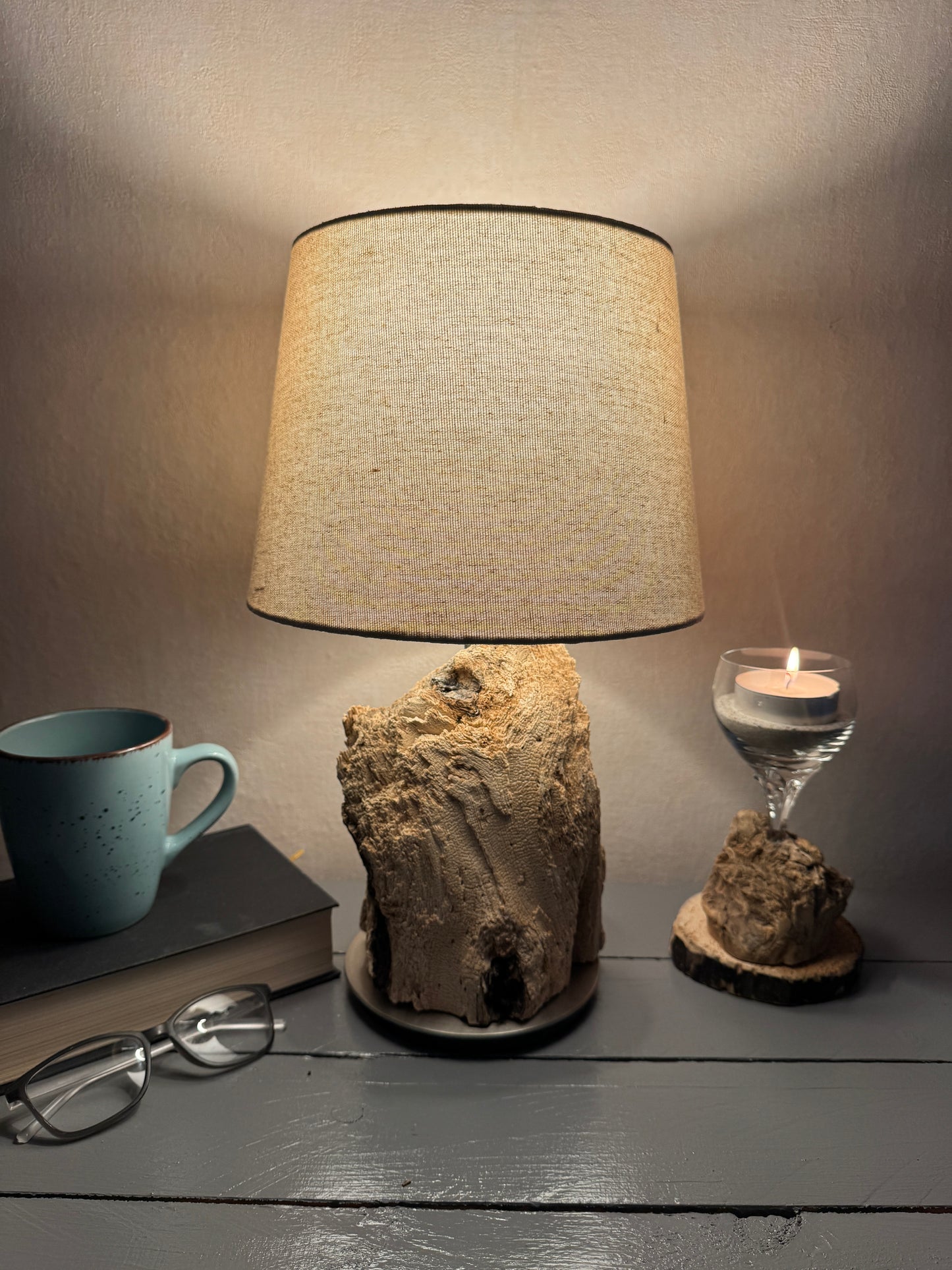 Treibholzlampe mit beigem Lampenschirm 24 cm leuchtend