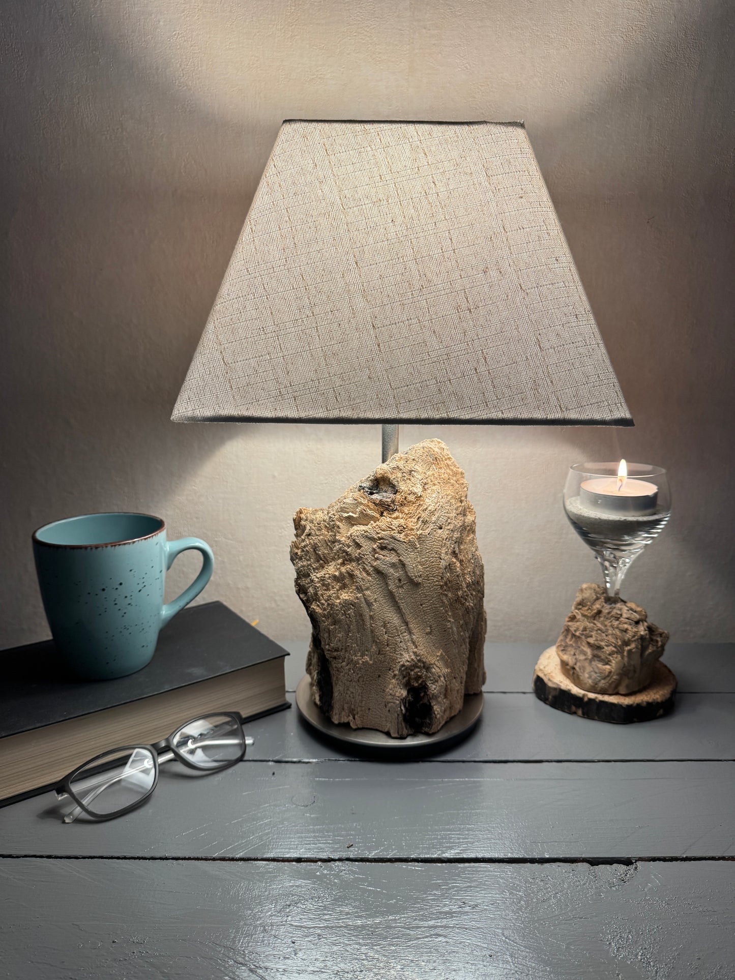 Treibholzlampe mit eckigem beigem Lampenschirm