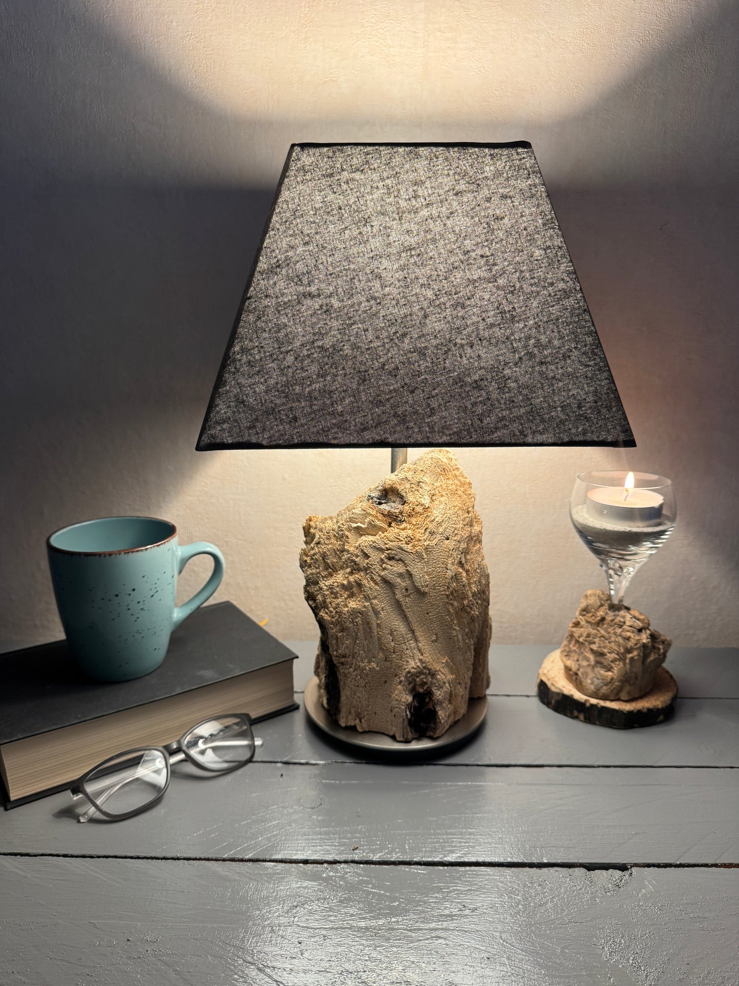 Treibholzlampe mit eckigem grauen Lampenschirm