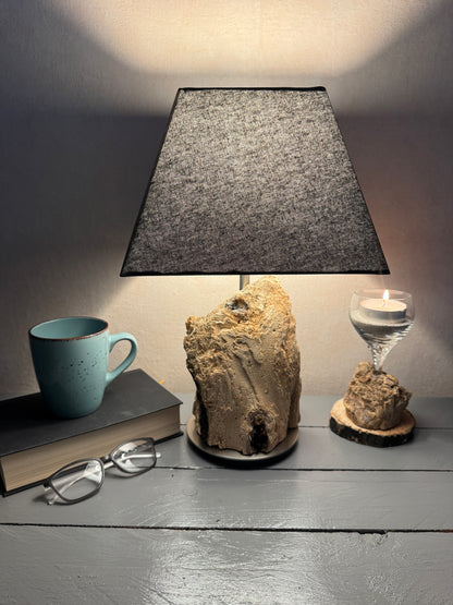 Treibholzlampe mit eckigem grauen Lampenschirm