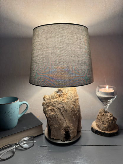 Treibholzlampe mit grauem Lampenschirm 24 cm leuchtend