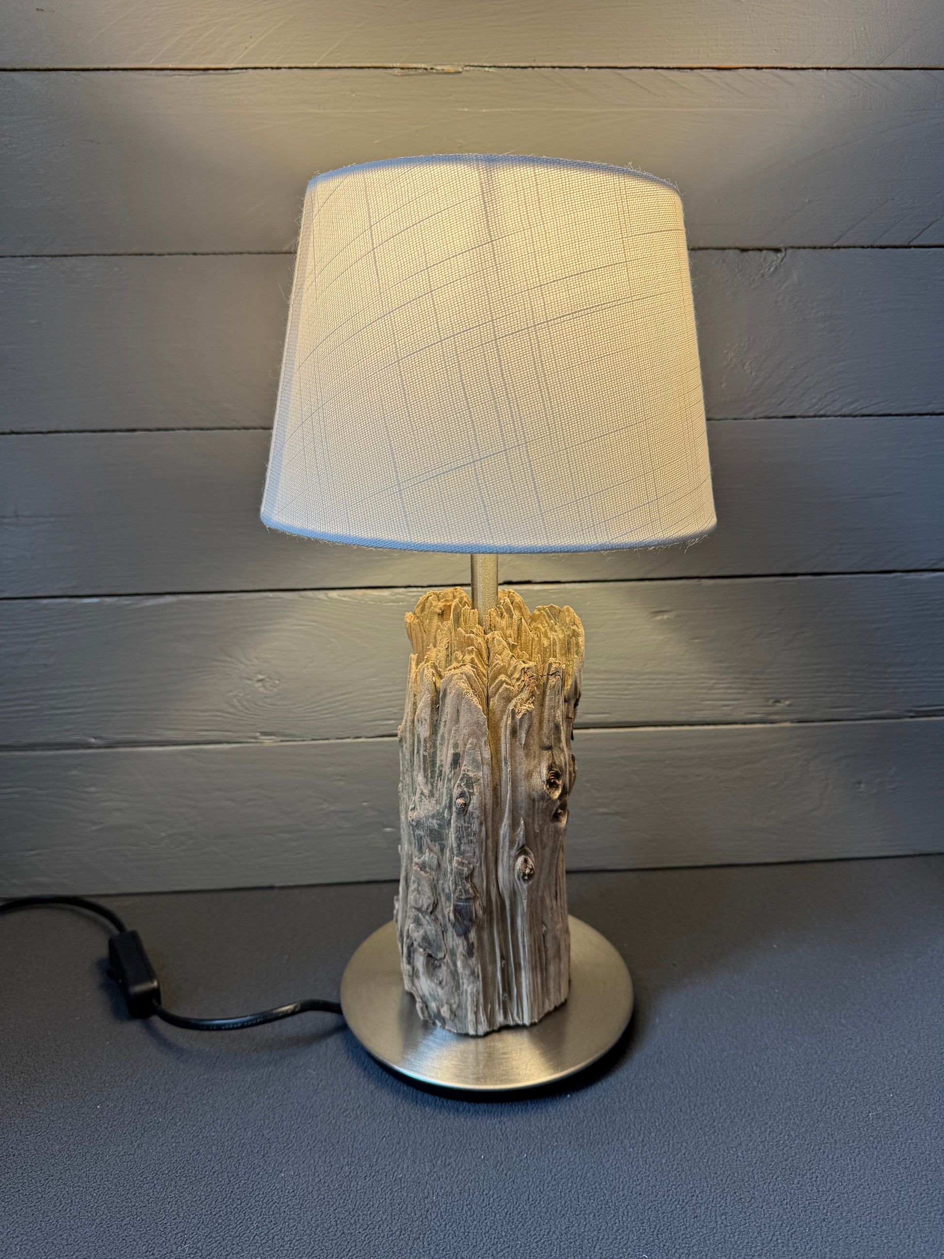 Einzelstück aus echtem Nordsee-Treibholz mit rauer Oberfläche und sichtbaren Gebrauchsspuren