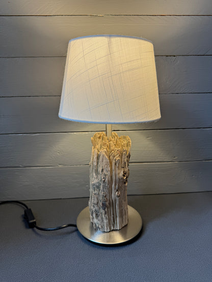 Einzelstück aus echtem Nordsee-Treibholz mit rauer Oberfläche und sichtbaren Gebrauchsspuren