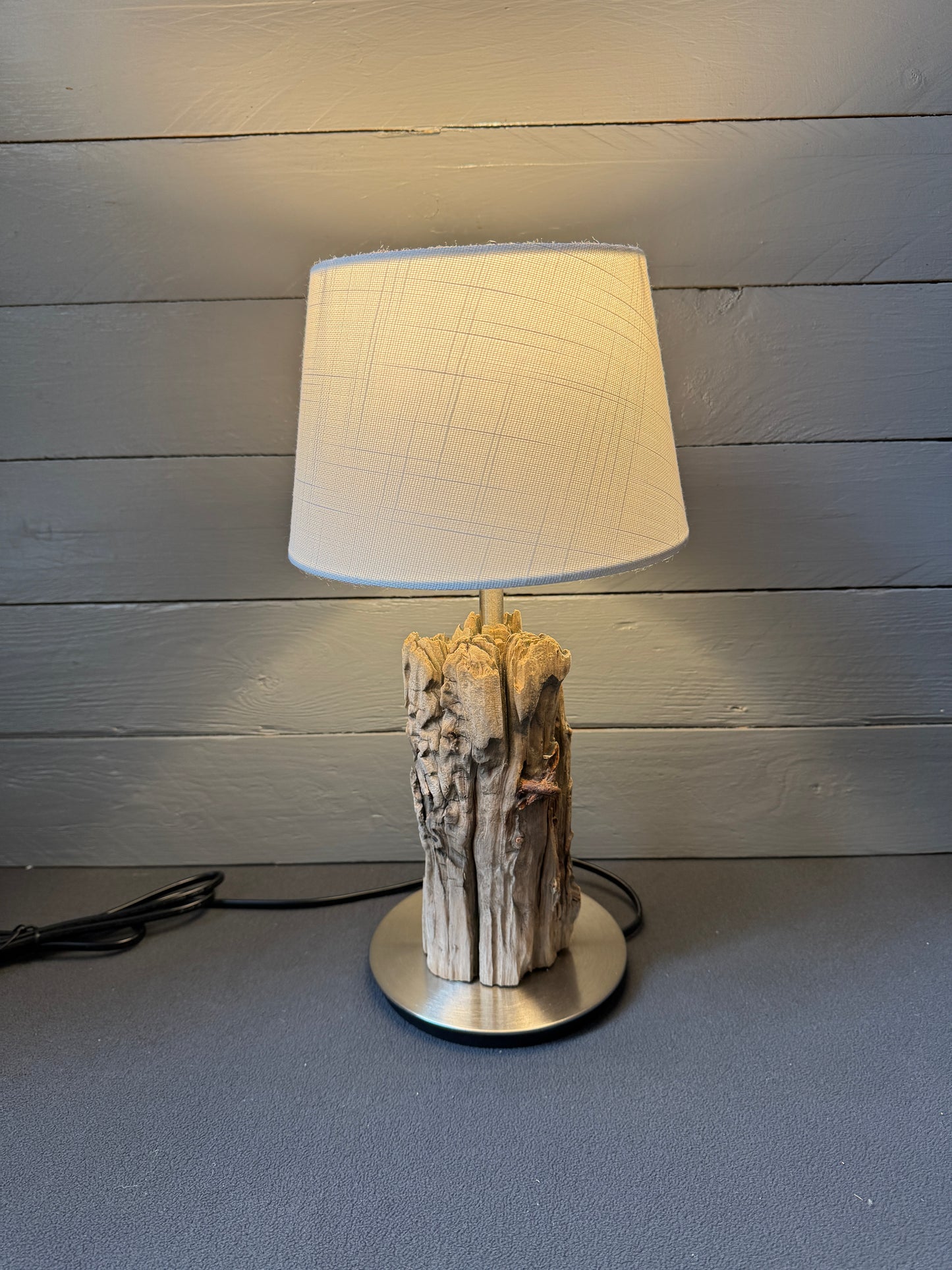 Rostige Metallreste im Treibholz – rustikale Details als Teil des Designs