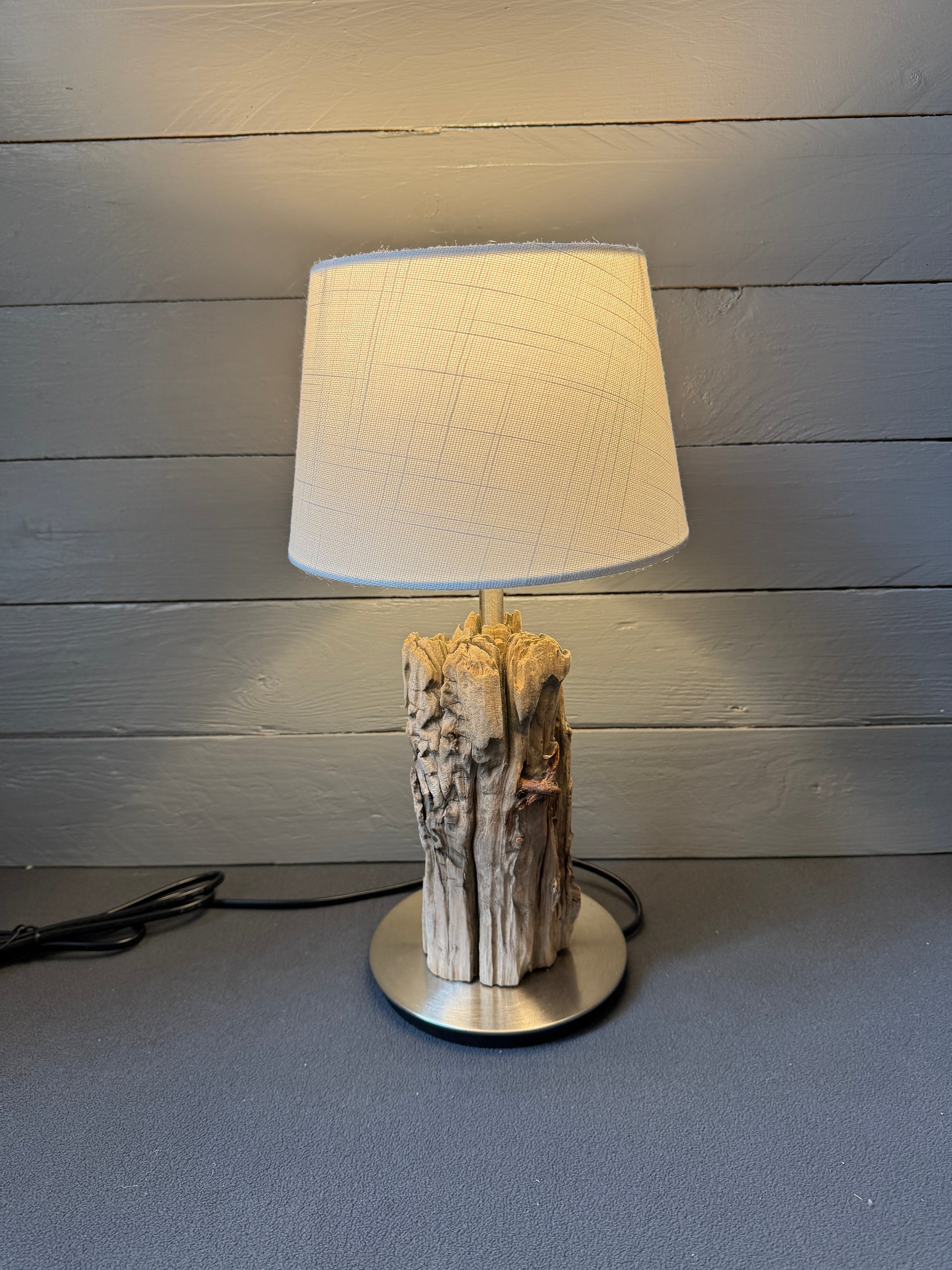 Rostige Metallreste im Treibholz – rustikale Details als Teil des Designs