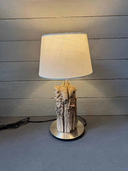 Rostige Metallreste im Treibholz – rustikale Details als Teil des Designs