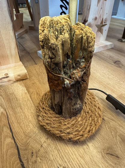 Detailaufnahme: natürliche Holzmaserung mit rustikalen Akzenten