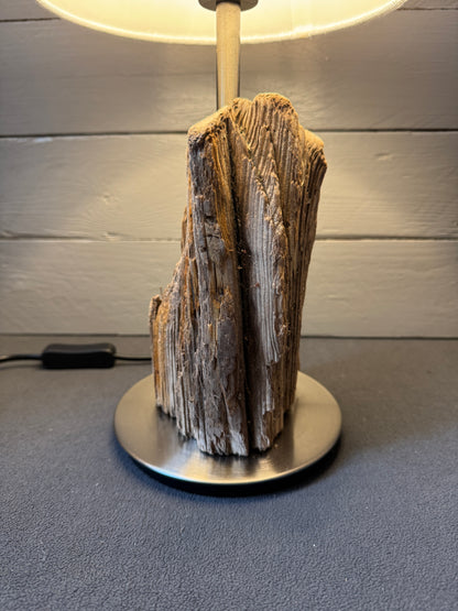 Detailaufnahme Treibholzlampe Helgoland – naturbelassene Struktur des Holzes
