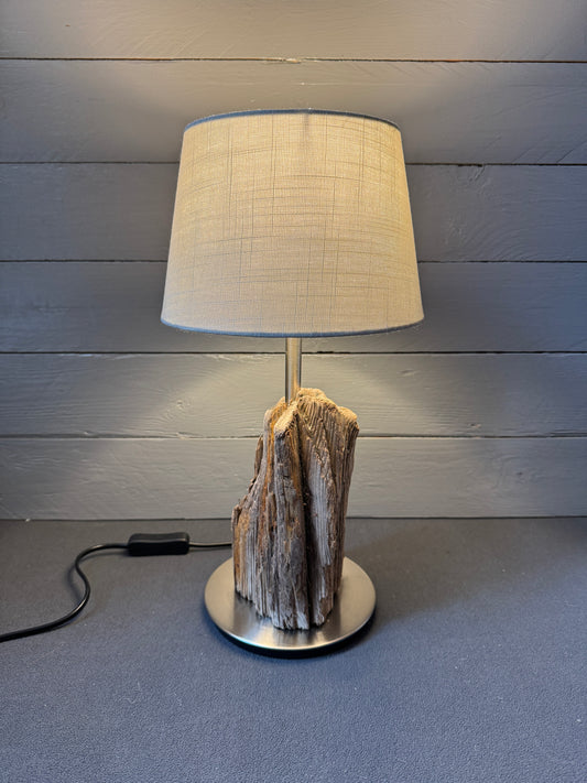 Treibholzlampe „Nordseelicht Helgoland“ – Maritime Tischlampe aus Nordseeholz