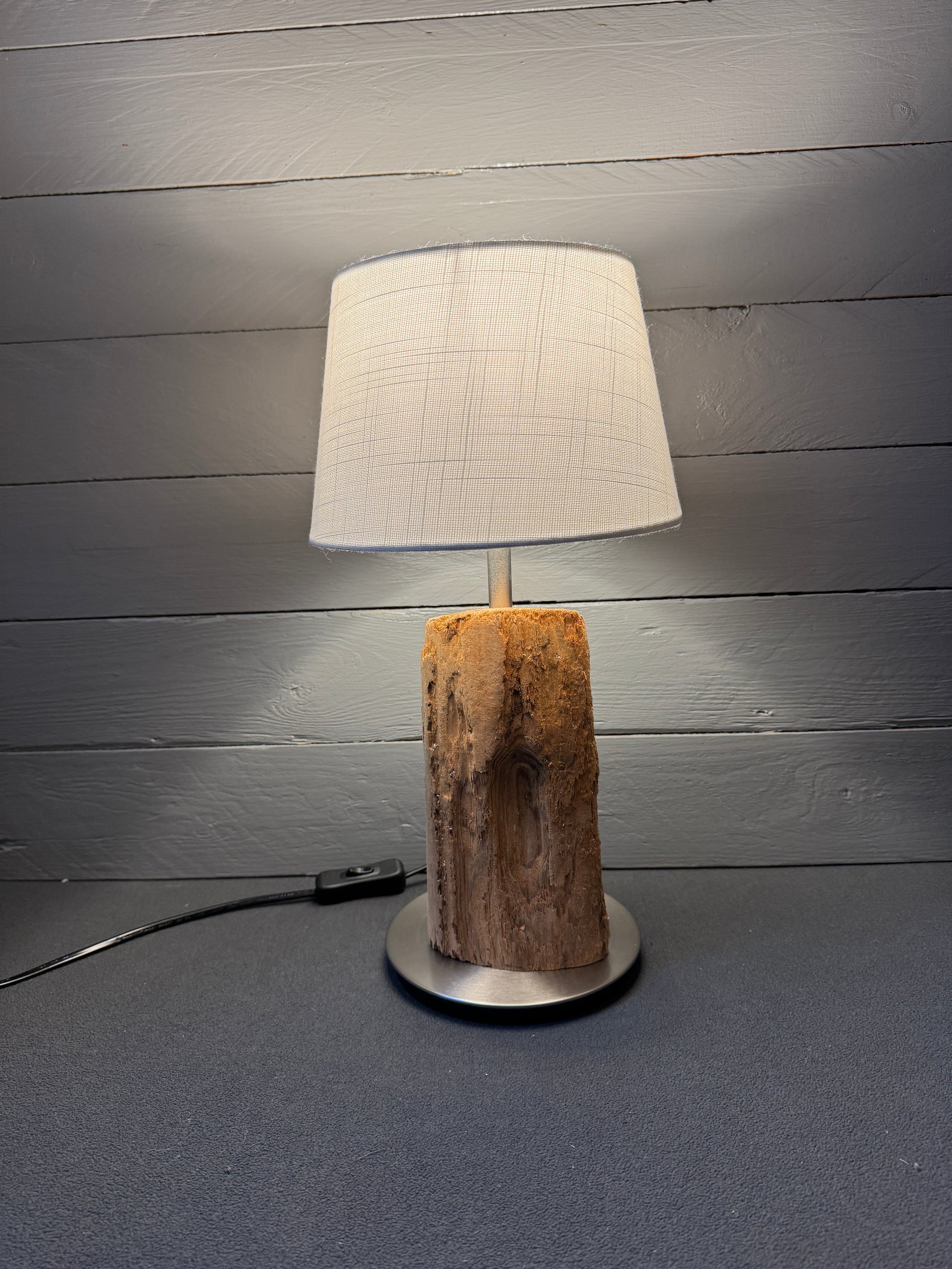 Maritime Treibholzlampe aus Nordseeholz bei Husum mit weißem Schirm