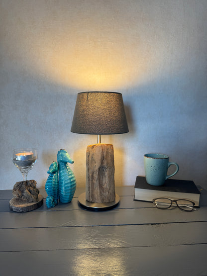 Treibholzlampe „Nordseelicht Husum“ – Maritime Tischlampe aus Nordseeholz