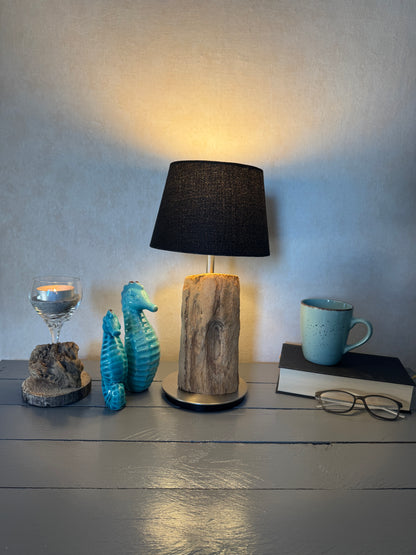 Treibholzlampe „Nordseelicht Husum“ – Maritime Tischlampe aus Nordseeholz
