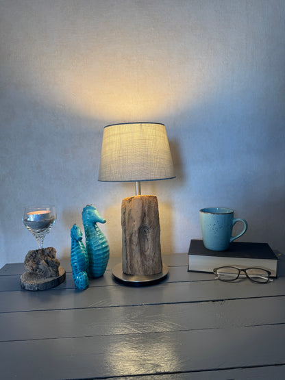 Treibholzlampe „Nordseelicht Husum“ – Maritime Tischlampe aus Nordseeholz