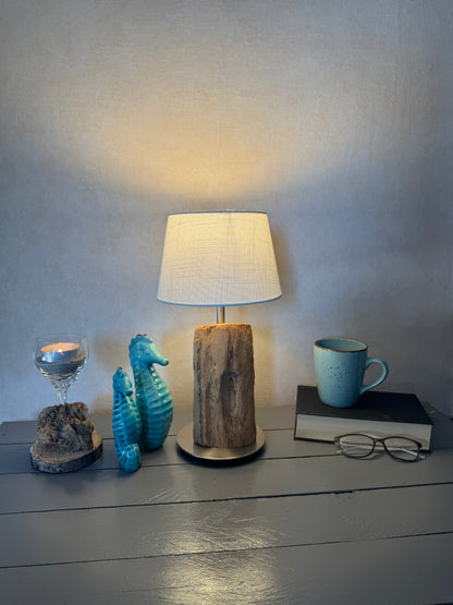 Treibholzlampe „Nordseelicht Husum“ – Maritime Tischlampe aus Nordseeholz