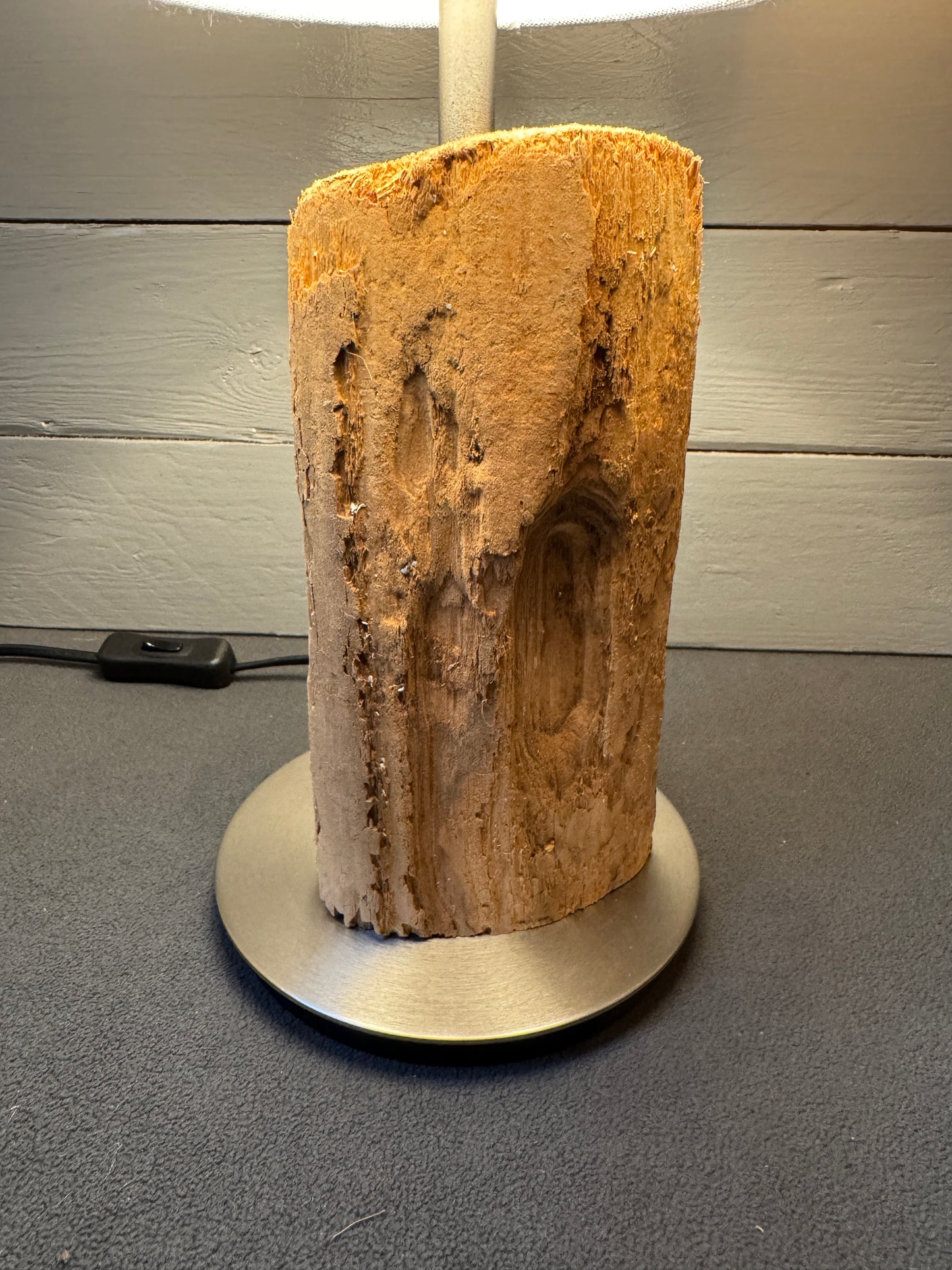 Detailansicht Treibholzlampe Husum – sichtbare Struktur und Maserung