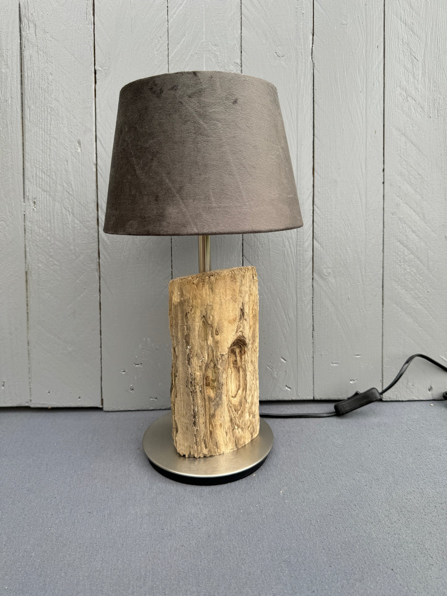 Detailansicht Treibholzfuß – handgemachte Lampe