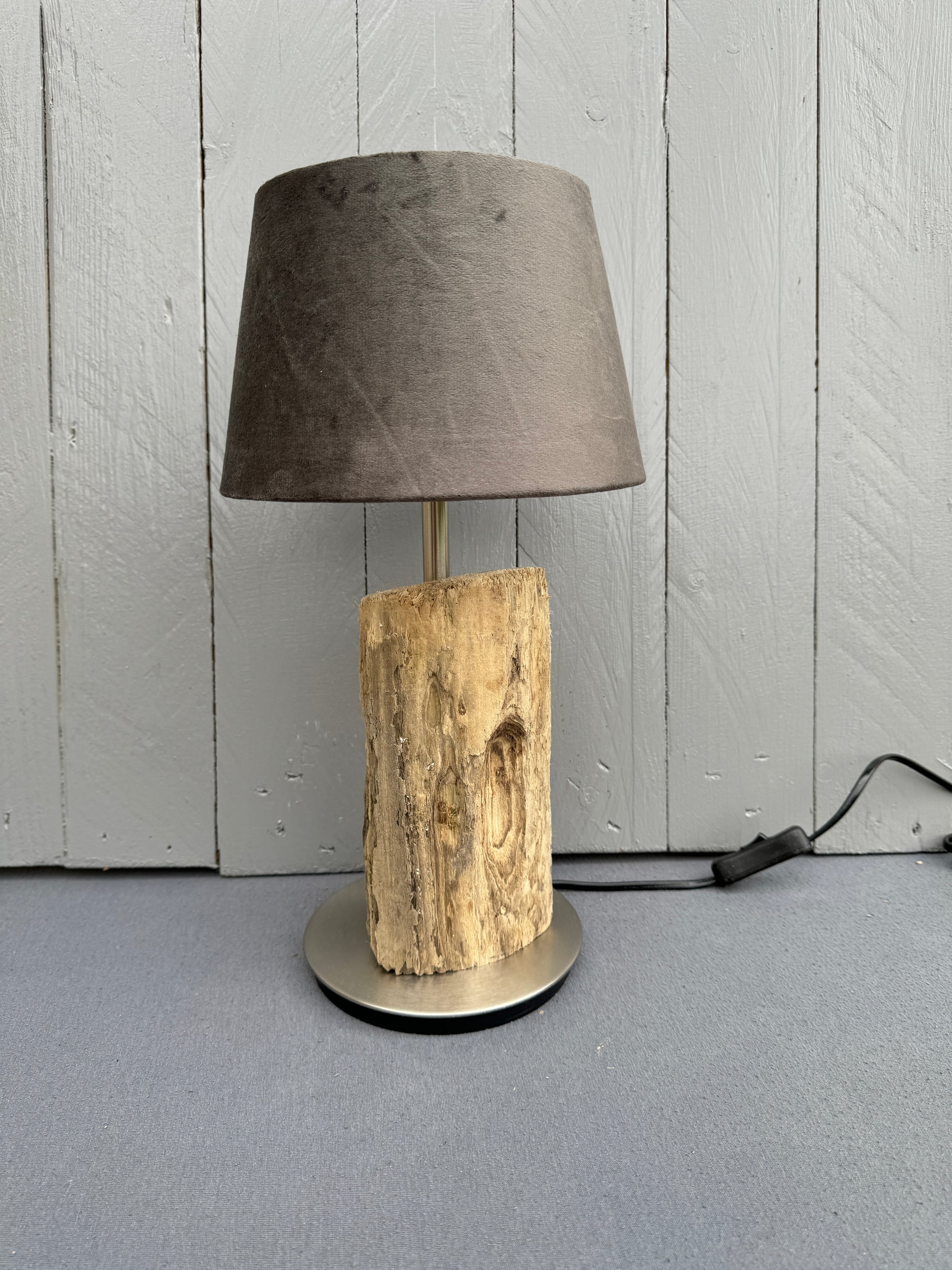 Detailansicht Treibholzfuß – handgemachte Lampe