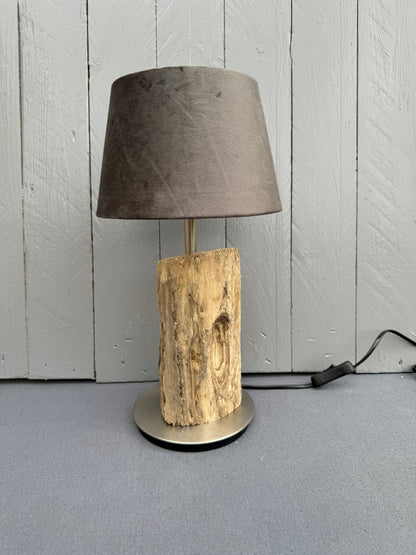 Detailansicht Treibholzfuß – handgemachte Lampe