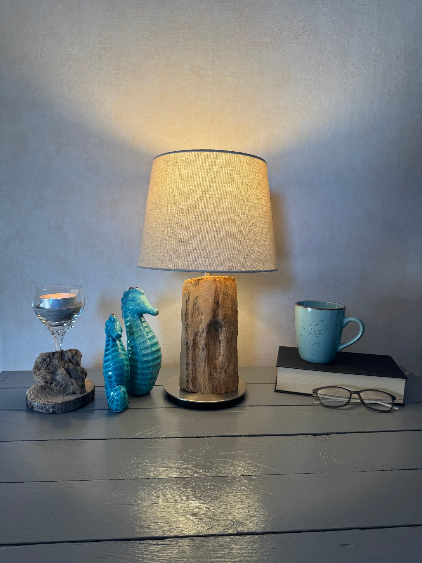 Treibholzlampe „Nordseelicht Husum“ – Maritime Tischlampe aus Nordseeholz