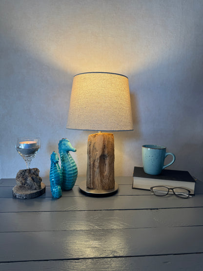 Treibholzlampe „Nordseelicht Husum“ – Maritime Tischlampe aus Nordseeholz