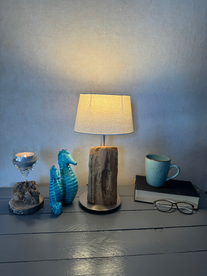 Treibholzlampe „Nordseelicht Husum“ – Maritime Tischlampe aus Nordseeholz