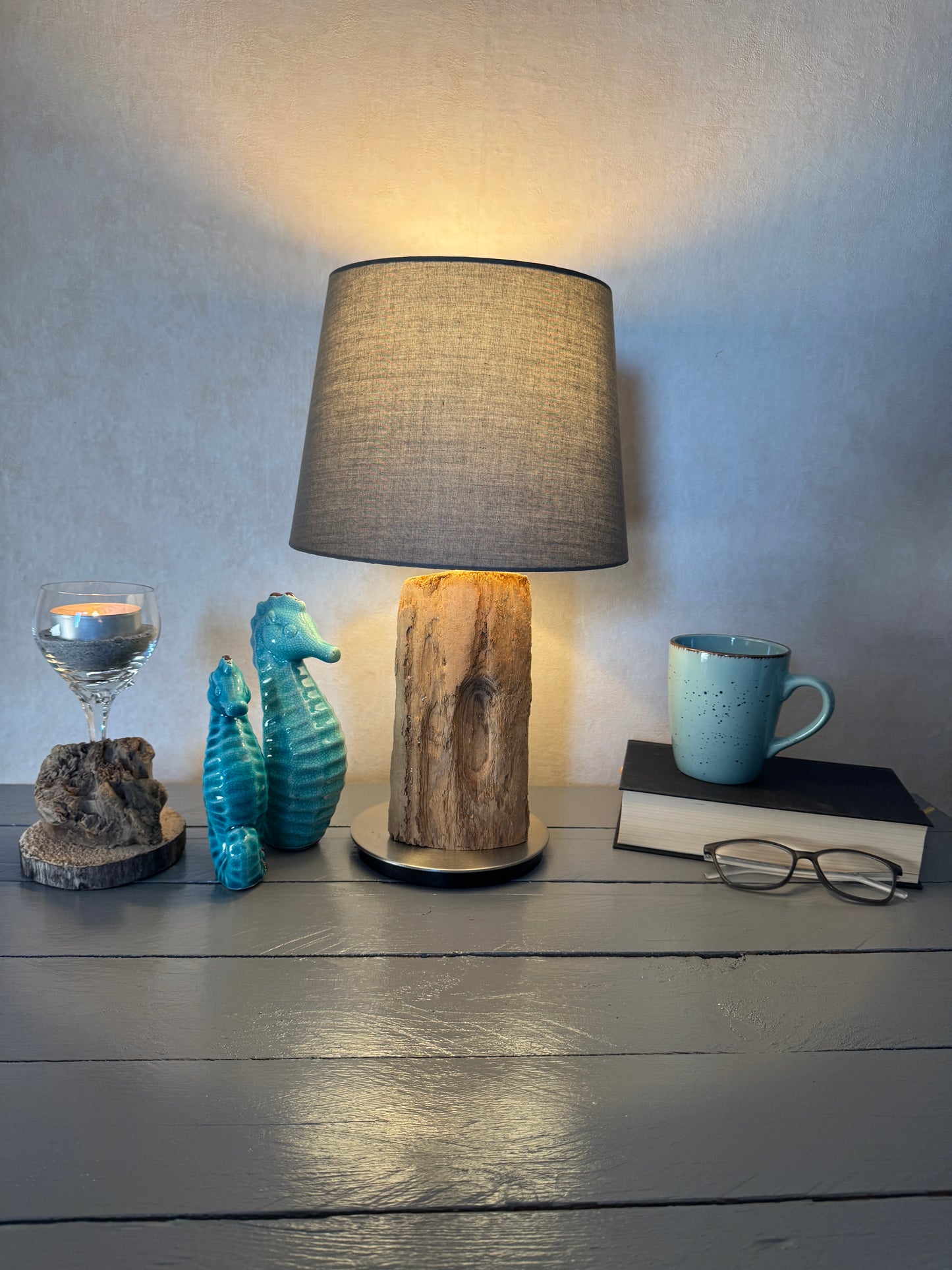 Treibholzlampe „Nordseelicht Husum“ – Maritime Tischlampe aus Nordseeholz