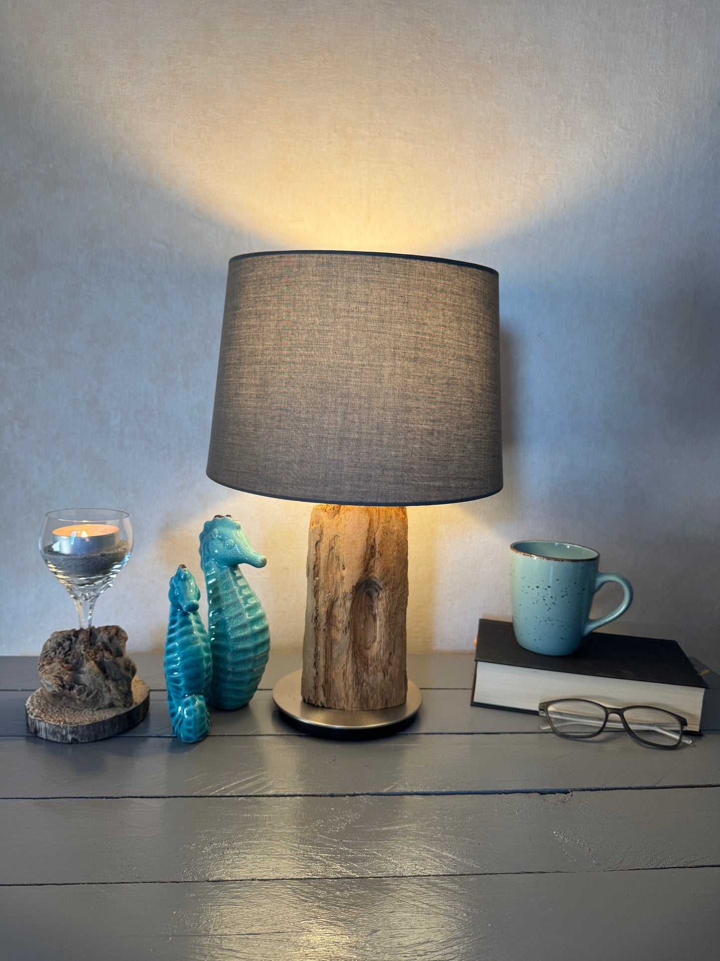 Treibholzlampe „Nordseelicht Husum“ – Maritime Tischlampe aus Nordseeholz