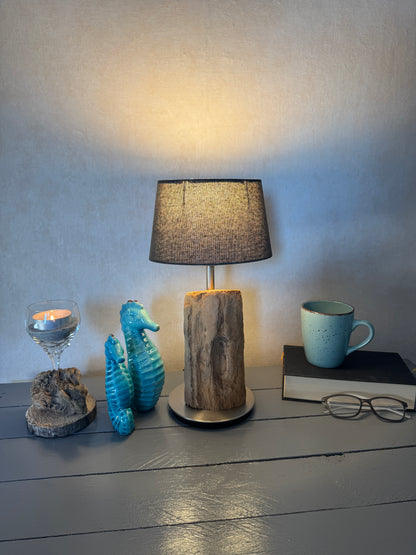 Treibholzlampe „Nordseelicht Husum“ – Maritime Tischlampe aus Nordseeholz