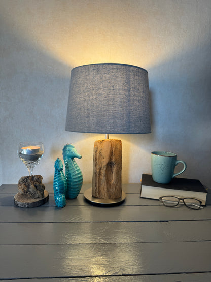Treibholzlampe „Nordseelicht Husum“ – Maritime Tischlampe aus Nordseeholz