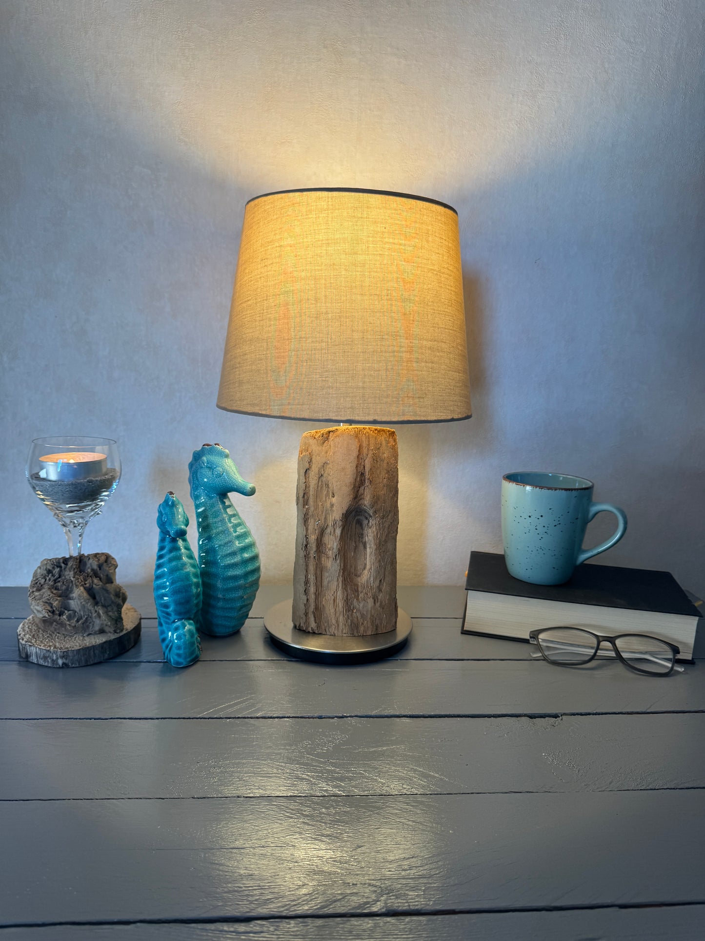 Treibholzlampe „Nordseelicht Husum“ – Maritime Tischlampe aus Nordseeholz