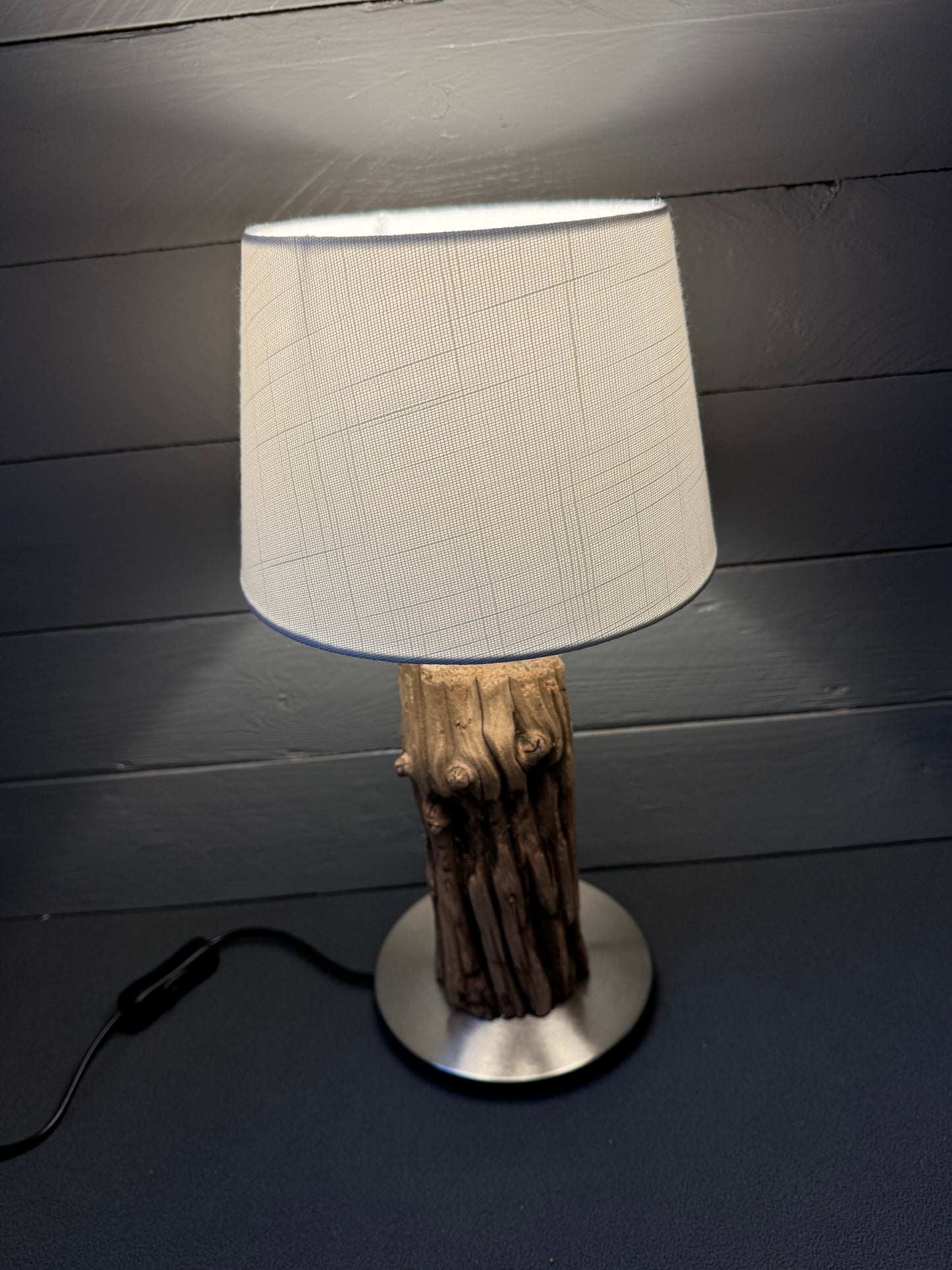 Treibholzlampe „Nordseelicht Meldorf“ – Maritime Tischlampe aus Nordseeholz