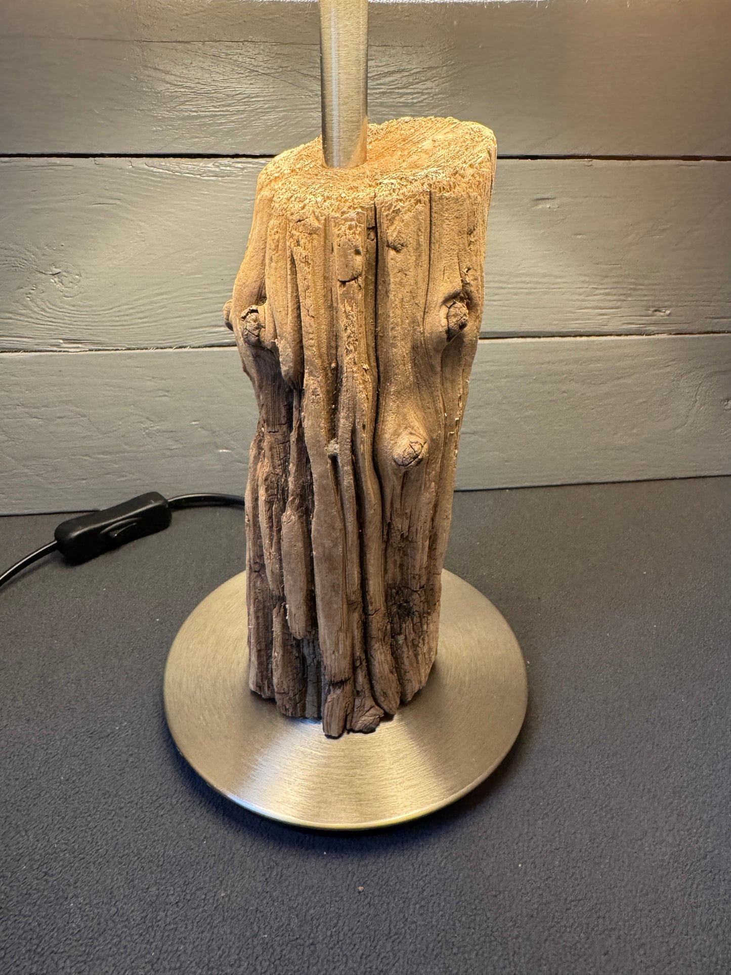 Detailaufnahme Treibholzlampe Meldorf – naturbelassene Struktur des Holzes