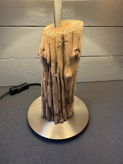 Detailaufnahme Treibholzlampe Meldorf – naturbelassene Struktur des Holzes